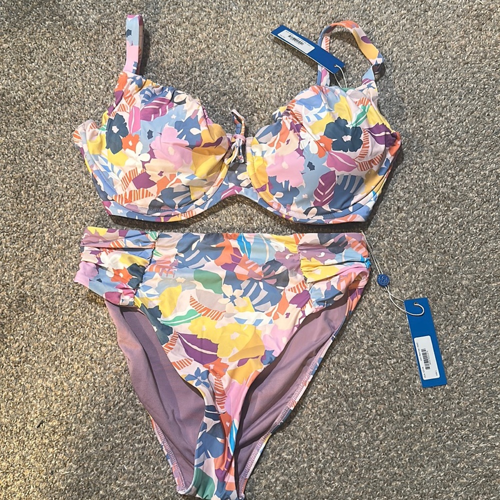 Birdsong bikini. Top is a size 32i and bottoms are a large
